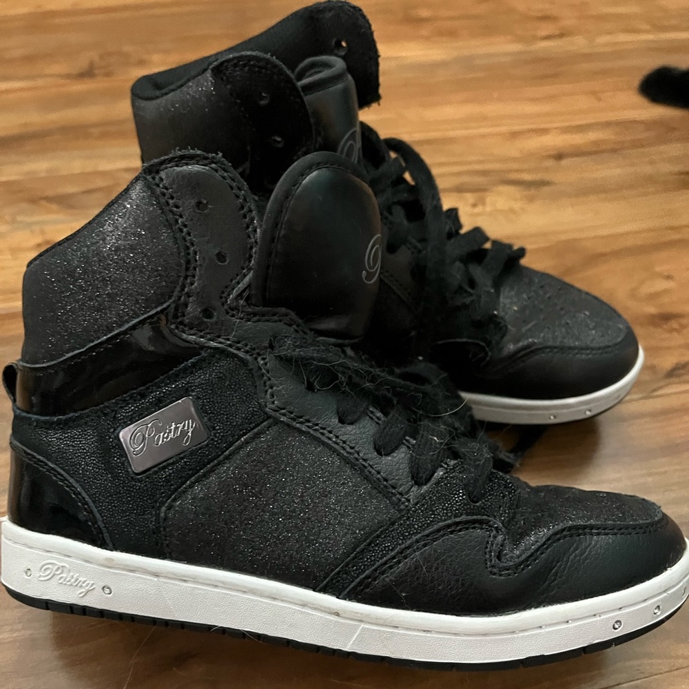 Girls high top shoe